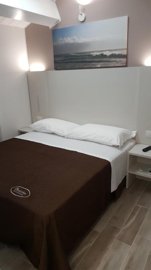 Orchidea Rooms & Suites チヴィタノーヴァ・マルケ エクステリア 写真