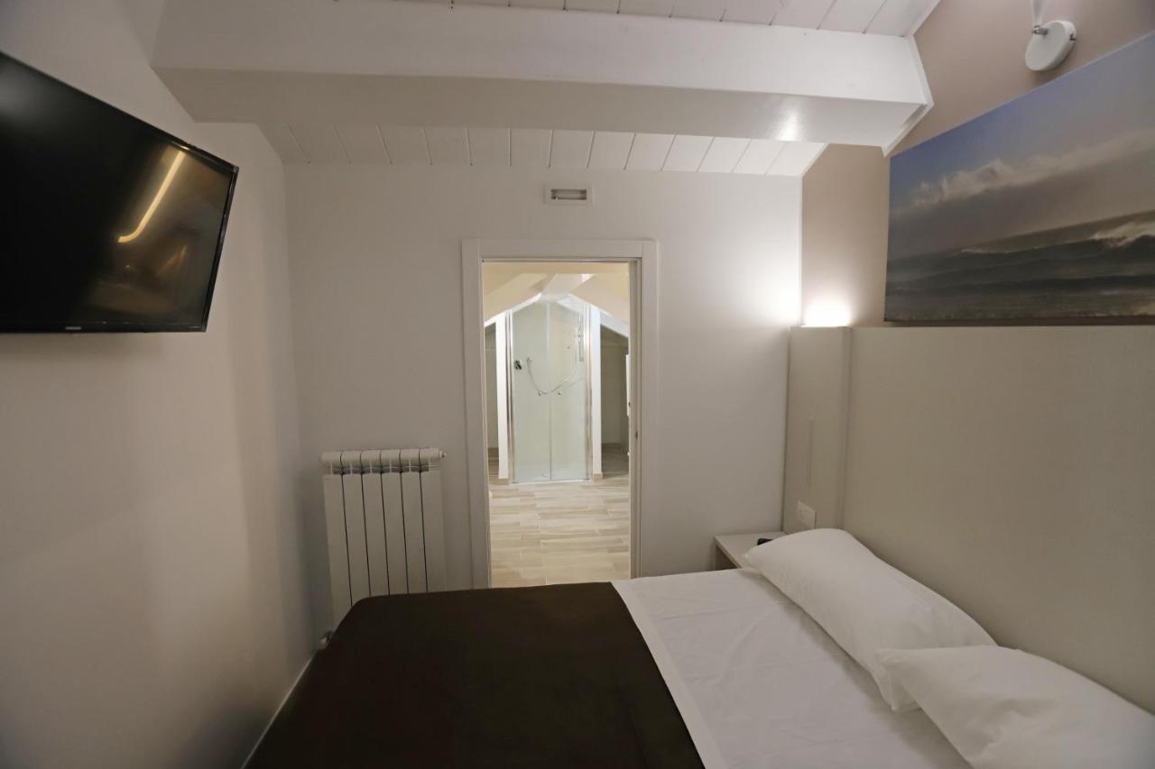 Orchidea Rooms & Suites チヴィタノーヴァ・マルケ エクステリア 写真
