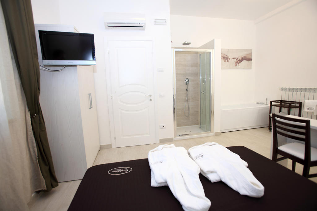 Orchidea Rooms & Suites チヴィタノーヴァ・マルケ 部屋 写真