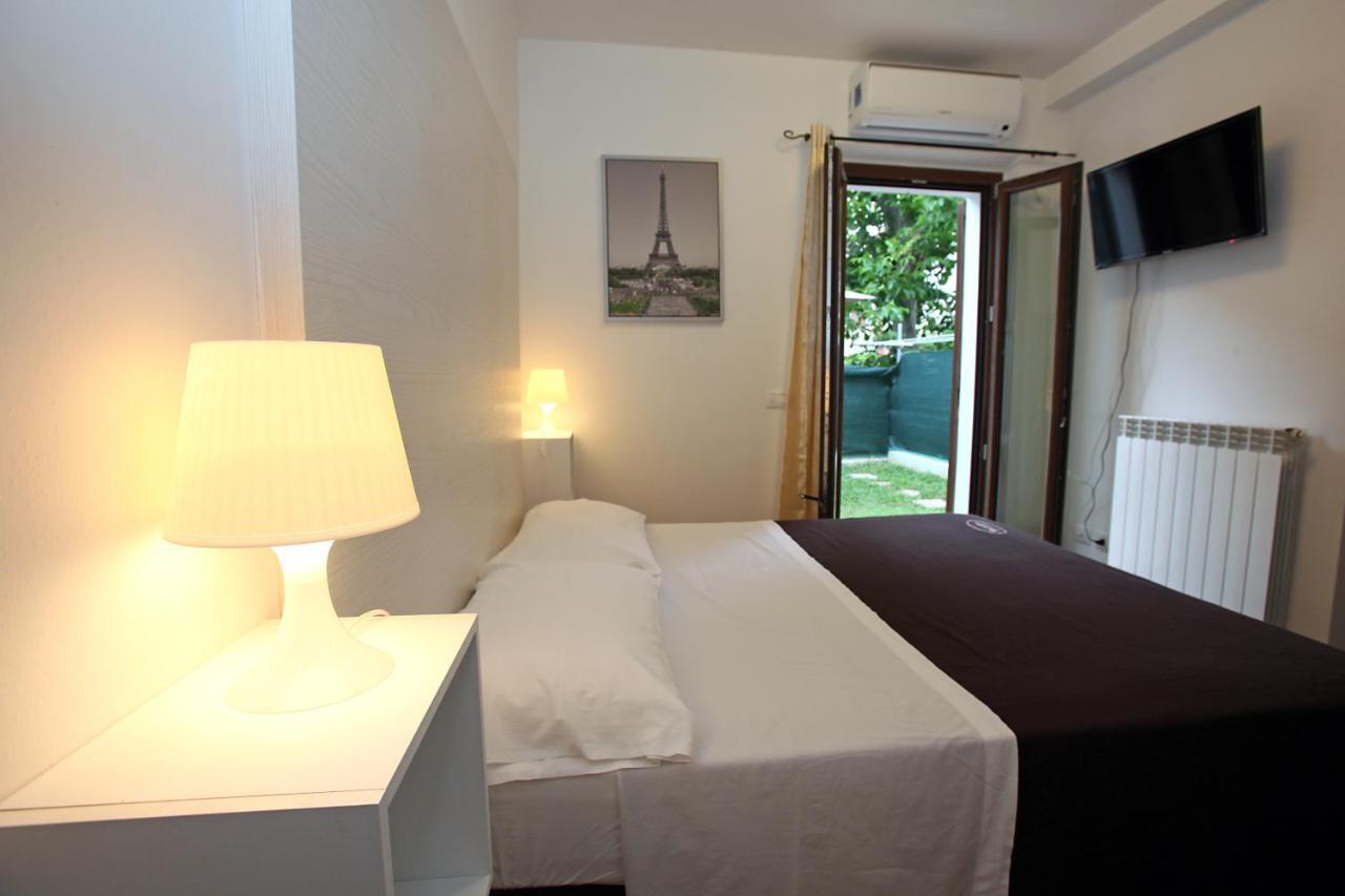 Orchidea Rooms & Suites チヴィタノーヴァ・マルケ エクステリア 写真